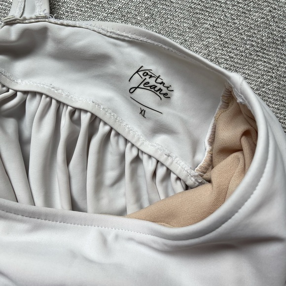 Kortni Jeane White v neck top size XL - Picture 2 of 2